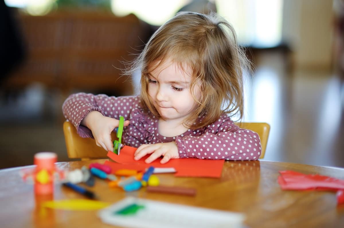 10 DIY Activities To Develop Fine Motor Skills Of Young Kids 